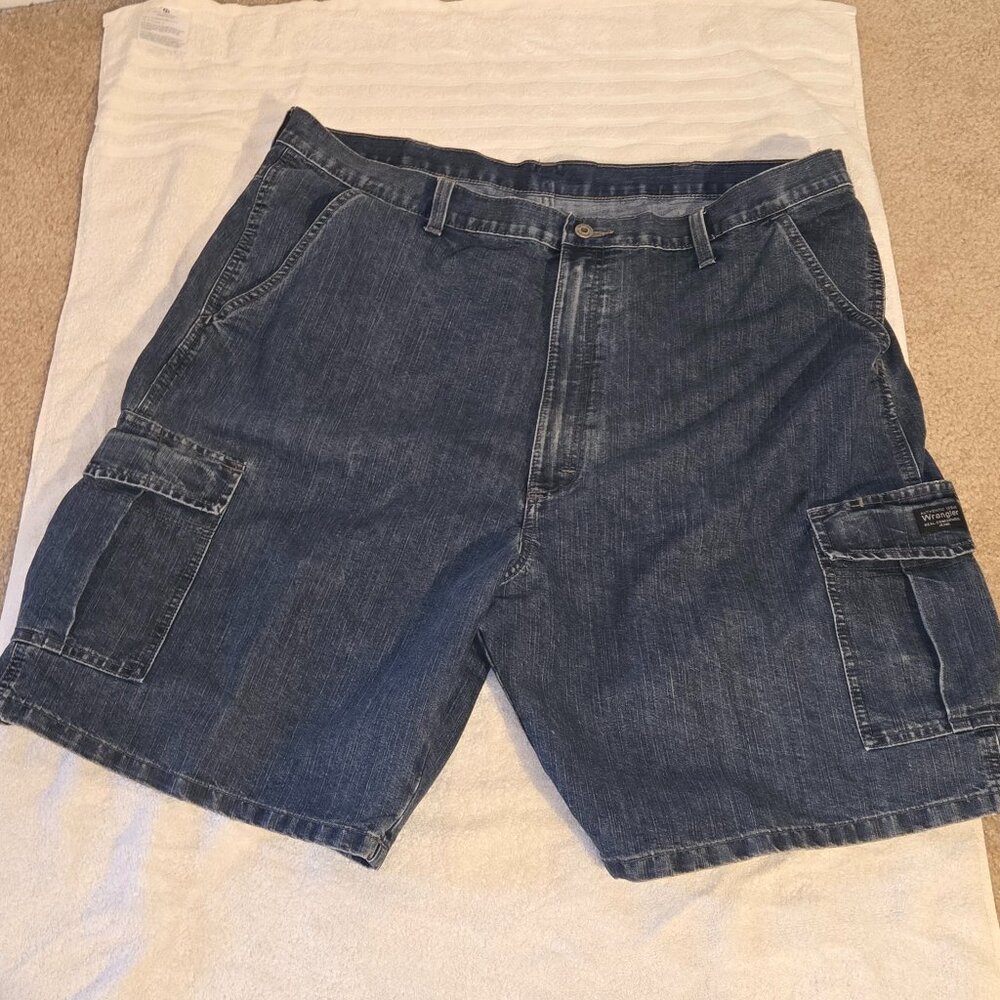 Wrangler Authentic Issue Denim Cargo Shorts – Men’s Relaxed Fit (Size 42.)